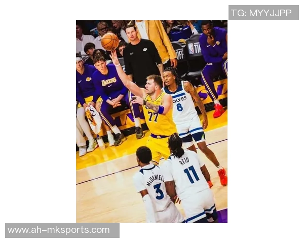 2004年湖人对阵森林狼首场激战回顾与精彩瞬间分析